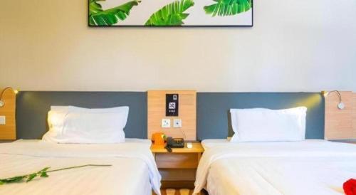 Ένα ή περισσότερα κρεβάτια σε δωμάτιο στο 7 Days Inn Urumqi Guangming Road Beimen Metro Station