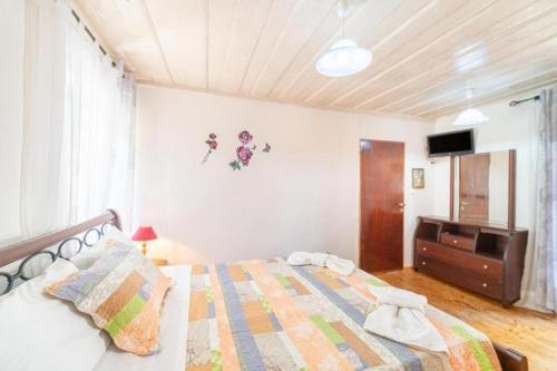 Giường trong phòng chung tại Casa Alexandros - Charming 2-Story Corfiot Retreat