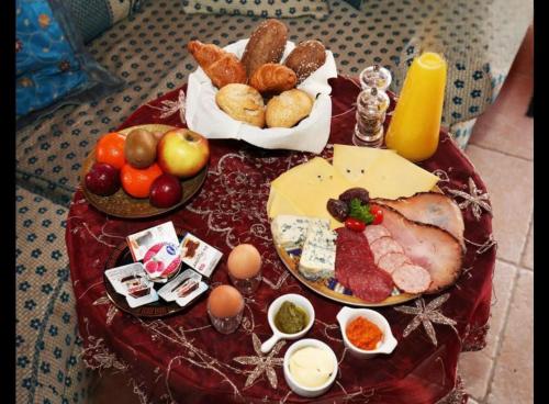 een tafel met verschillende soorten voedsel erop bij Boutique Villa De Zuilen in Hillegom