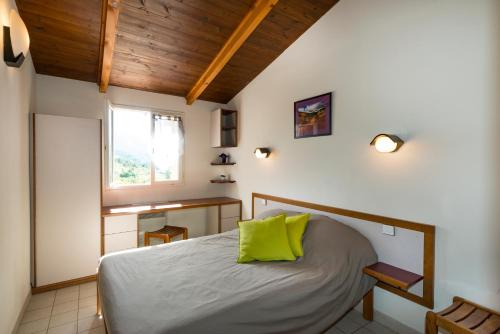 Postel nebo postele na pokoji v ubytování Vacances Leo Lagrange - Le Village des Lavandes