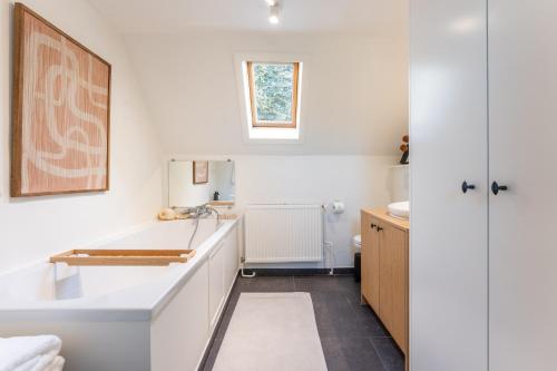 ブランケンベルヘにあるMaison 42の洗面台と浴槽のあるバスルーム