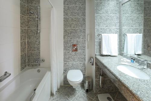 Ένα μπάνιο στο Grand Cettia Hotel