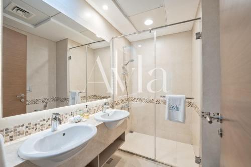 um banheiro com pia e chuveiro em Two - Bedroom Crown Jewel on Yas island by Ayla em Yas Island