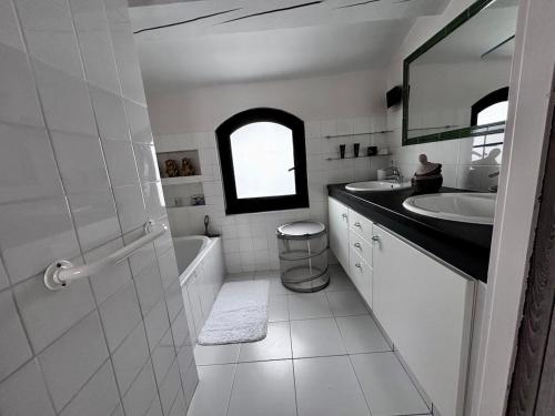 een badkamer met een wastafel, een bad en een toilet bij Maison V in Ventabren