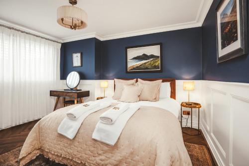 Postel nebo postele na pokoji v ubytování The Hikers House - Coastal & Riverside Retreat with Mourne Mountain Views