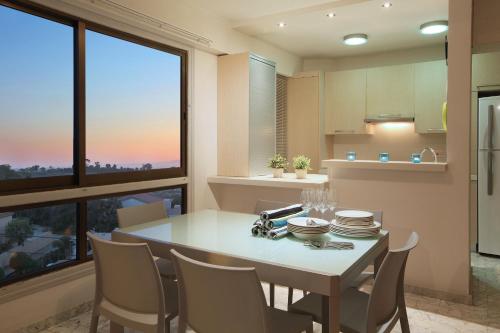 Mackenzie Beachfront Suite في Scala: مطبخ وغرفة طعام مع طاولة وكراسي