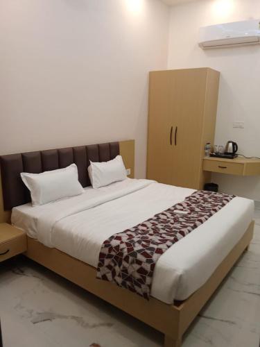 Ένα ή περισσότερα κρεβάτια σε δωμάτιο στο Shree Radha inn