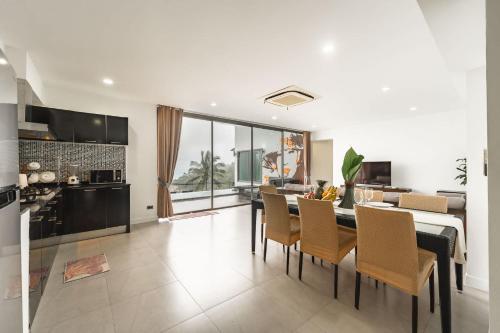 a kitchen and dining room with a table and chairs at Staylar Seaview Pool Villa Gina Chaweng Noi in Bophut 