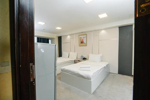 Η κουζίνα ή μικρή κουζίνα στο Sayohat Hotel