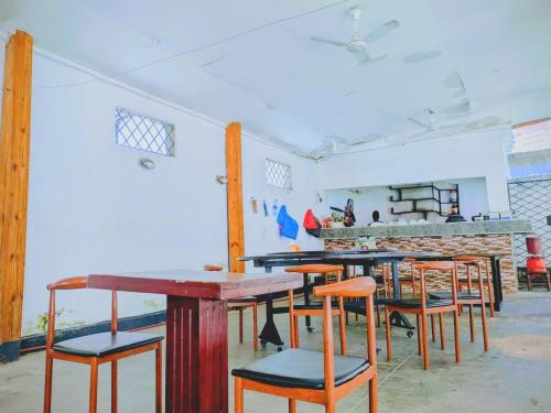 En restaurant eller et andet spisested på Huasheng Hotel