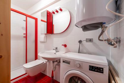 a bathroom with a washing machine and a sink at Cesa Vivi in Canazei