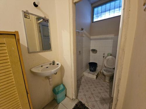 Un baño de Hotel Anugerah Wisata by Yurooms