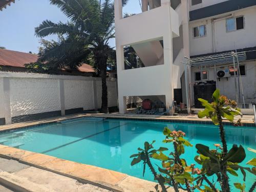 een zwembad voor een gebouw bij Huasheng Hotel in Dar es Salaam