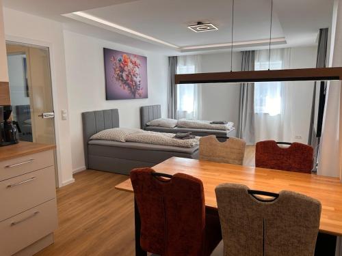 ein Wohnzimmer mit einem Tisch und einem Sofa in der Unterkunft Klein Höpper in Albertshofen