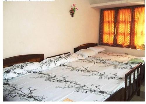 Giường trong phòng chung tại JS Homestay