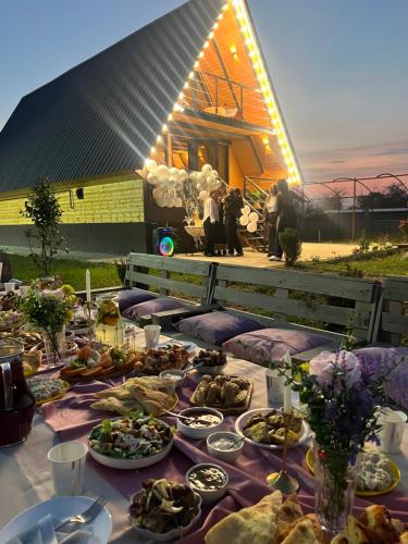 a table with plates of food on top of it at Oda to Didvela -ოდა დიდველაში 