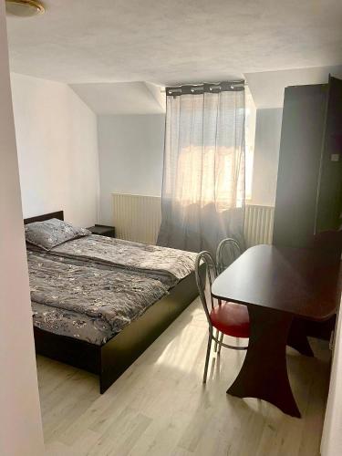 En eller flere senge i et værelse på Casa Cosmina