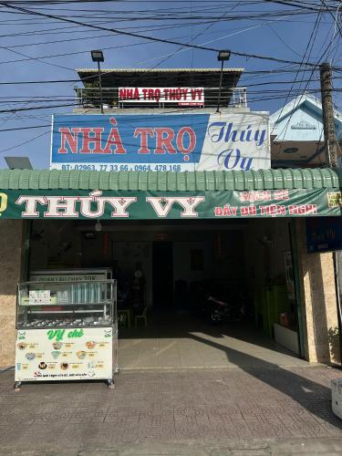 Tri TônNhà Trọ Thuý Vy的一家商店的招牌上写着“nina tri top”。