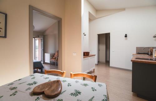 een kamer met een tafel met een schoen erop bij Casale San Giacomo Apartments in Soprazocco