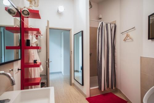 een badkamer met rode planken en een spiegel bij Casale San Giacomo Apartments in Soprazocco