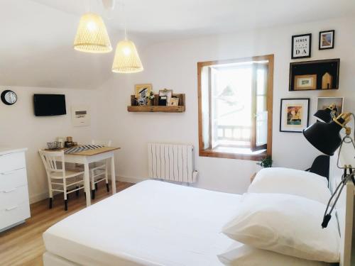 Postel nebo postele na pokoji v ubytování maison garroenea