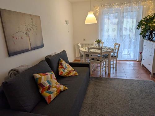 巴德小基希海姆Alpenglück - Ferienwohnung的客厅里有一张沙发和一张桌子。