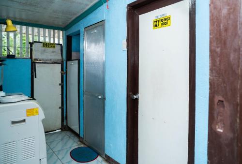 Del CarmenMangrove Breeze Country Inn by RedDoorz的一间有门的房间,上面有标志