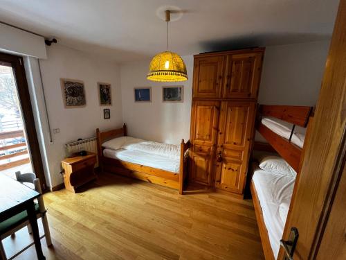 Postel nebo postele na pokoji v ubytování The Bros Chalet - 5 minuti a piedi dal centro di Asiago