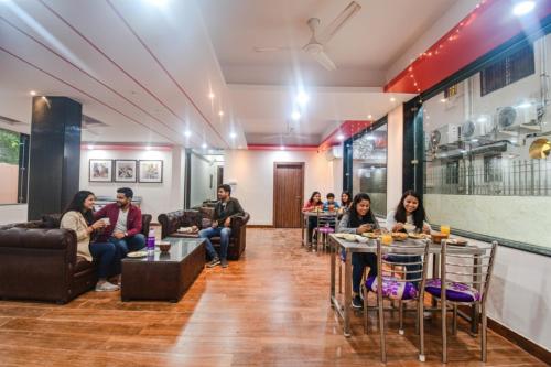 Un lugar para sentarse en FabHotel The Lily - Nr Bisarjan Ghat