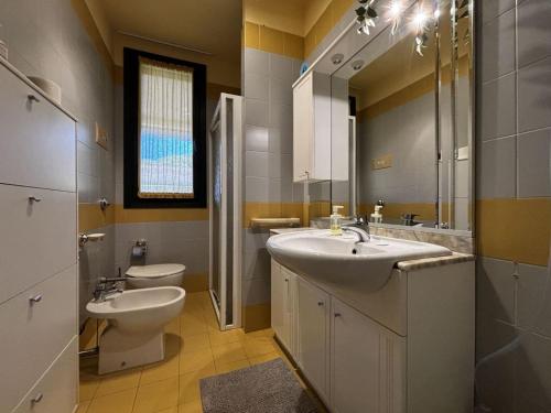 Bright apartment with pool near the sea في روزابينيتا: حمام مع حوض ومرحاض