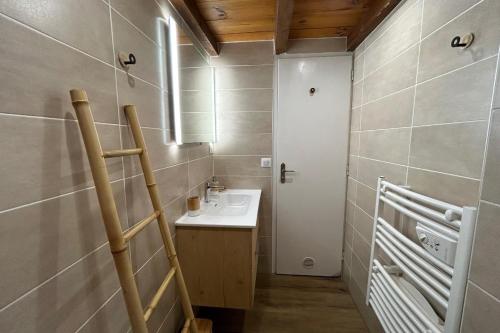 Koupelna v ubytování Le jardin privatif de Pauze Cauterets wifi et parking gratuits Vue panoramique