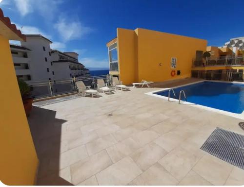 una piscina en la azotea de un edificio en La Perla Ocean View, en Puerto de Santiago