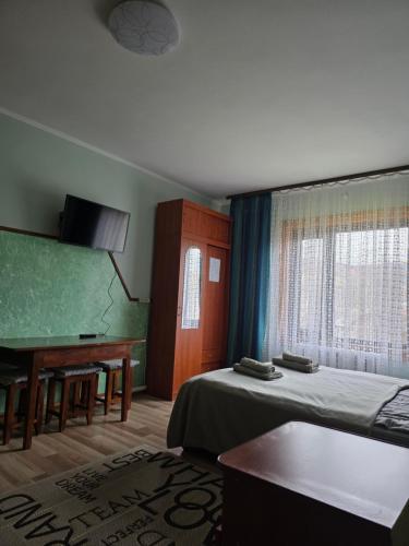 Ένα ή περισσότερα κρεβάτια σε δωμάτιο στο U Tetyany