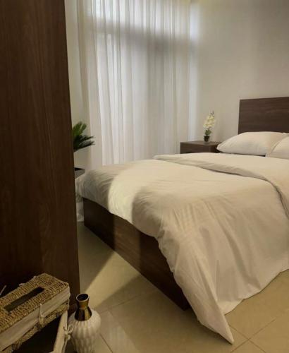 Ένα ή περισσότερα κρεβάτια σε δωμάτιο στο شقة lvaisa الفندقيه