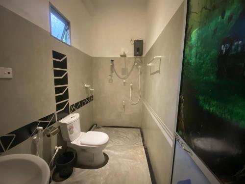 Un baño con inodoro, ducha y lavabo. en Bird garden Midigama, en Kumbalgama