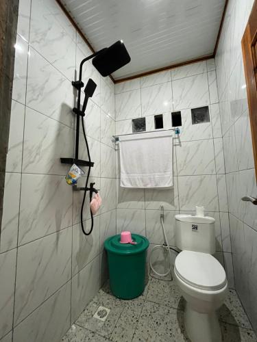 Ένα μπάνιο στο Komodo Homestay