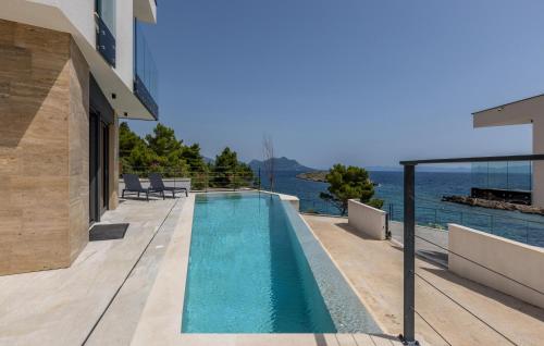 een zwembad aan de zijkant van een huis bij Luxurious Home In Dingac With Sauna in Gornji Dingač