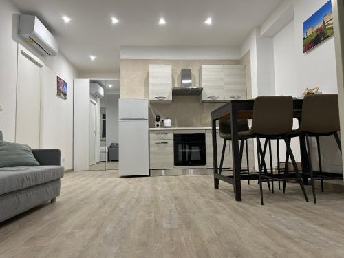 维纳利亚瑞勒Appartamenti reali - I giardini reali的配有桌椅的厨房和客厅