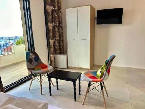 een woonkamer met twee stoelen en een tafel bij Actium in Vlorë