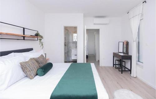 Gorgeous Apartment In Podstrana With Wifi