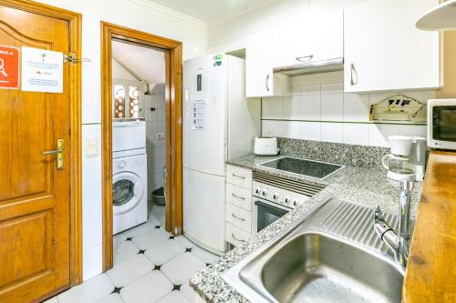 Kuchyň nebo kuchyňský kout v ubytování Urbanizacion Bahía Azul B-33