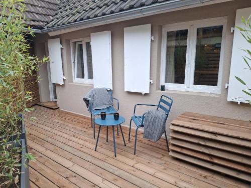 due sedie e un tavolo su un ponte di legno di Love room Émeraude & Pièce Secrète a Niederbetschdorf