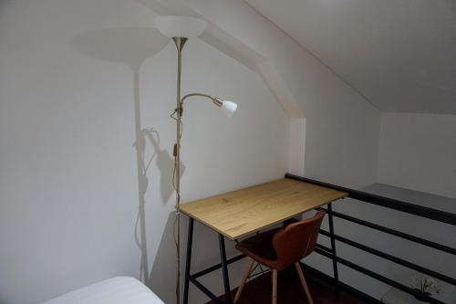 努沙杜瓦Graha Socio Hotel Nusa Dua Bali的客房设有书桌、灯和床。