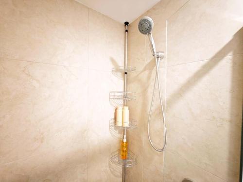 Box Hill Bright and Cozy Hotel Style One Bedroom Suite Kitchenette Ideal for Short Stays في بوكسهل: دش مع رأس دش في الحمام