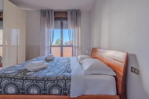 Un dormitorio con una cama grande con ventana. en Bontempi House, en Pioltello
