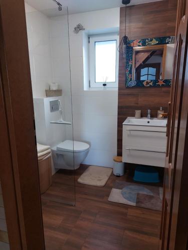 Borowy LasBorowy Las wita Was的带马桶和水槽的浴室