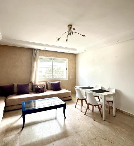 een woonkamer met een bank en een tafel bij La Perle Aïn Diab Beachfront in Casablanca