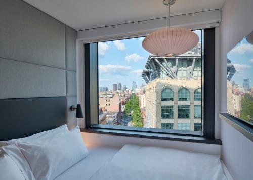 um quarto com uma janela com vista para a cidade em citizenM Boston Back Bay em Boston