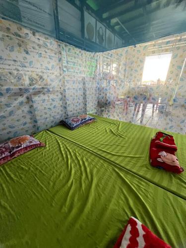 Prek ToalにあるGreen Houseのベッドルーム1室(緑色のベッド1台付)