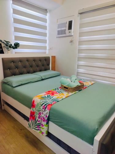 a bedroom with two twin beds in a room at Skyline Suite 510 at Mesavirre Garden Residences in Bacolod